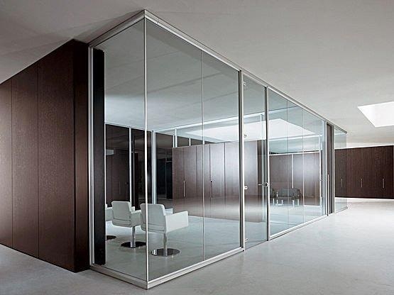 đặc điểm của vách kính cường lực