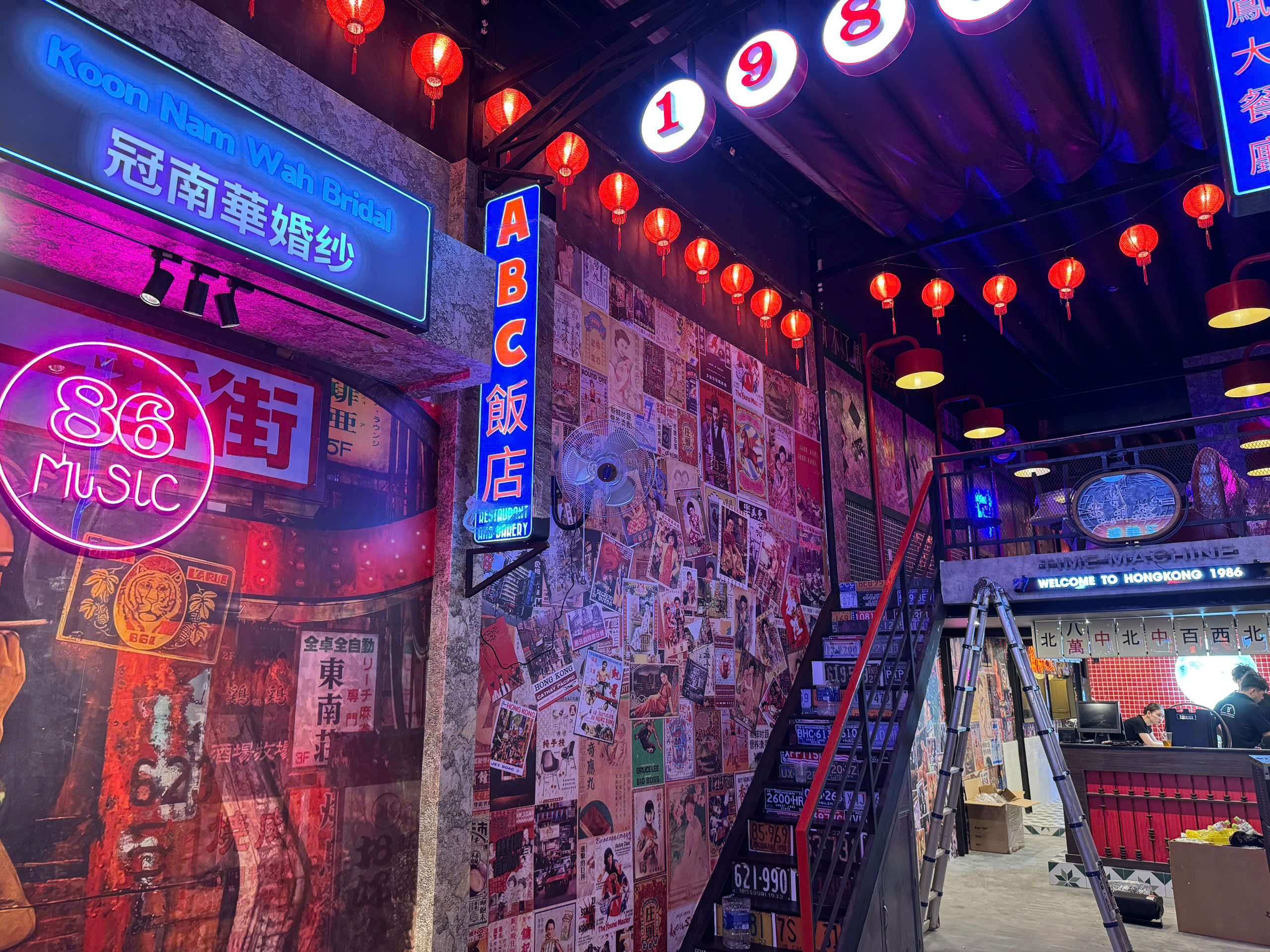 Bí kíp thiết kế quán pub nhỏ bằng tranh dán tường vừa tiết kiệm chi phí lại mang tính độc đáo